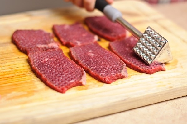 Dùng búa chuyên dụng để đập thịt bò mềm ra cho dễ ngấm gia vị hơn